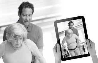 Bildet viser hjemmehjelp som trener med ei eldre dame til instrukser fra fagperson mottatt via ipad.