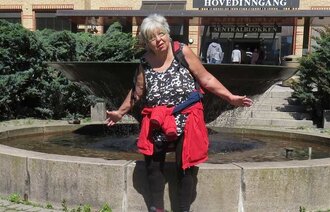 Bildet viser innleggsforfatter Gunn Pound foran kirurgblokka ved Oslo universitetssykehus