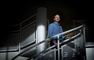 Bildet er et portrett av Kjetil Moen, som har forsvart sin doktorgrad om det å jobbe med død og døende.