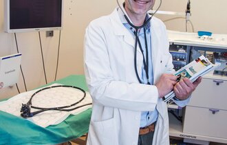 Bilde av professor Lars-Petter Jelsness-Jørgensen ute i klinikken