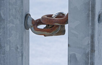 Bildet viser en port som er lukket