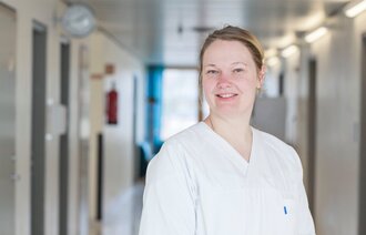 Bildet viser Lise Tuset Gustad i en sykehuskorridor.