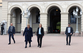 Erna Solberg og Sylvi Listhaug foran Slottet