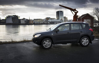 Bildet viser Børre Lekang og ungdom som øvelseskjører i Bodø