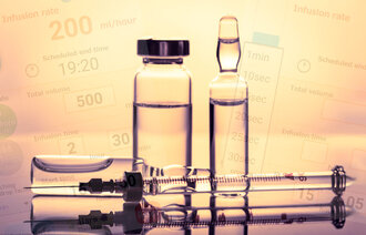 Illustrasjonen viser medikamentregning, ampuller, sprøyte og pipetteflasker.