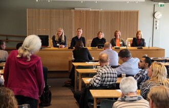 Oversiktsbilde av paneldebatt