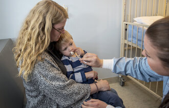 Bildet viser Oliver som får intranasal Dexmedetomidin 