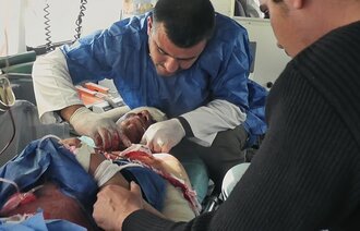 Bildet viser sykepleier Nori Sharif i aksjon i Irak.