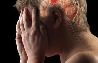 Illustrasjon av et mannshode fra siden der hjernen m/blodpropp er tegnet inn.