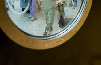 Operasjonssykepleier Pål Erik Løken inne på en operasjonsstue.