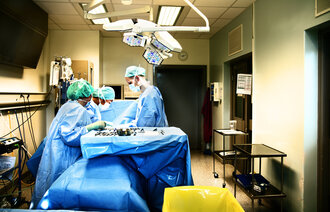 Bildet viser et operasjonsteam som holder på med en operasjon