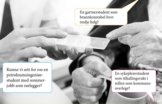 Bildet viser en sykepleier som gir medisiner til en eldre dame fra en dosett