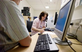 Sykepleiere som jobber med dokumentasjon 