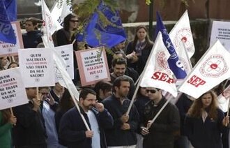Bildet viser streikende med plakater.