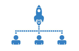 Illustrasjonen viser en rakett med tre mennesker under. De former en slags pyramide.