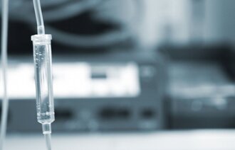 Bildet viser et dråpekammer på et intravenøssett.