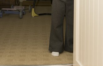 Barn som står i døråpning