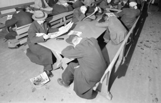 Hjemløse menn i Oslo hadde Indremisjonens varmestue i Møllergata å ty til, når de trengte å få varme i kroppen på dagtid i 1957. Bildet viser varmestuen til Indremisjonen.