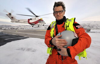 Bildet viser Mads Gilbert utstyrt for å fly i luftambulanse