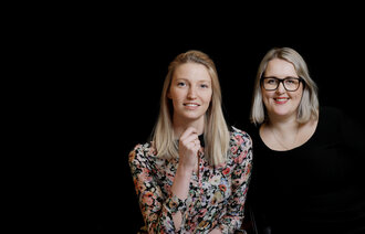 Bildet viser Mona Grivi Norman og Synnøve Åsebø