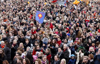 Bildet viser demonstranter 8. mars 2014