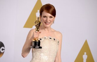 Bildet viser Julianne Moore med Oscar