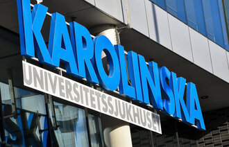 Bildet viser fasaden på Karolinska universitetssjukhuset.