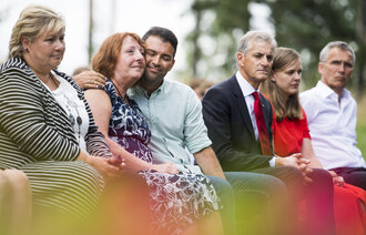 Her er statsminister Erna Solberg (f.v.), leder av støttegruppen Lisbeth Røyneland, AUF-leder Mani Hussaini, leder i Arbeiderpartiet Jonas Gahr Støre og NATOs generalsekretær Jens Stoltenberg under markeringen for angrepet i 2017. 