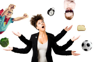 Kvinne sjonglerer mellom mange oppgaver