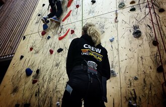 Bildet viser klatring i en innendørs klatrevegg