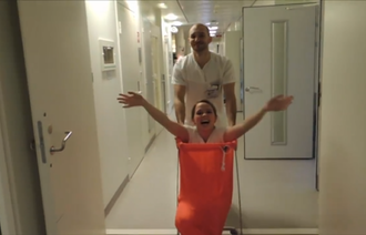 Bildet er en skjermdump fra filmen, der en blir trillet i en skittentøyskurv.