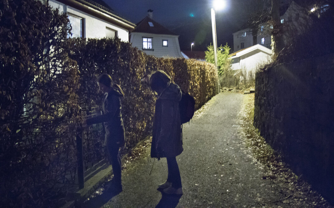 Liv Espenes og Annemarthe Aarland liker godt å jobbe sammen. – Vi har opplevd mye på vaktene, på godt og vondt sier de.