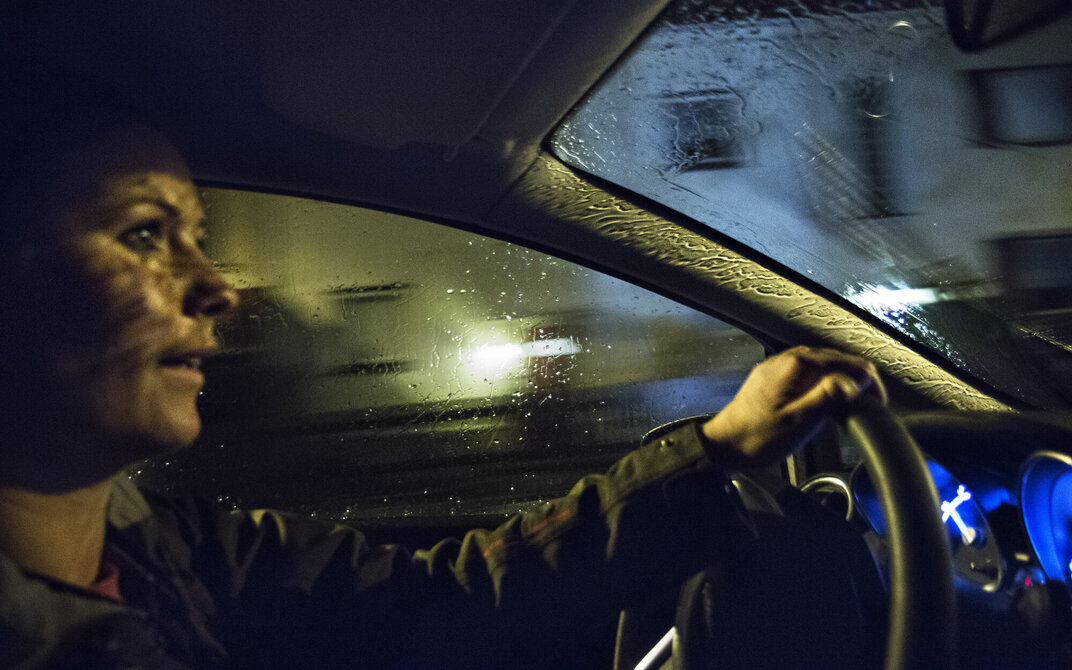  I sentrum i storbyen kan det bli hektisk, særlig i helgene.  Annemarthe Aarland liker litt «action», men som verneombud er hun opptatt av sikkerheten. Her kjører hun bil.