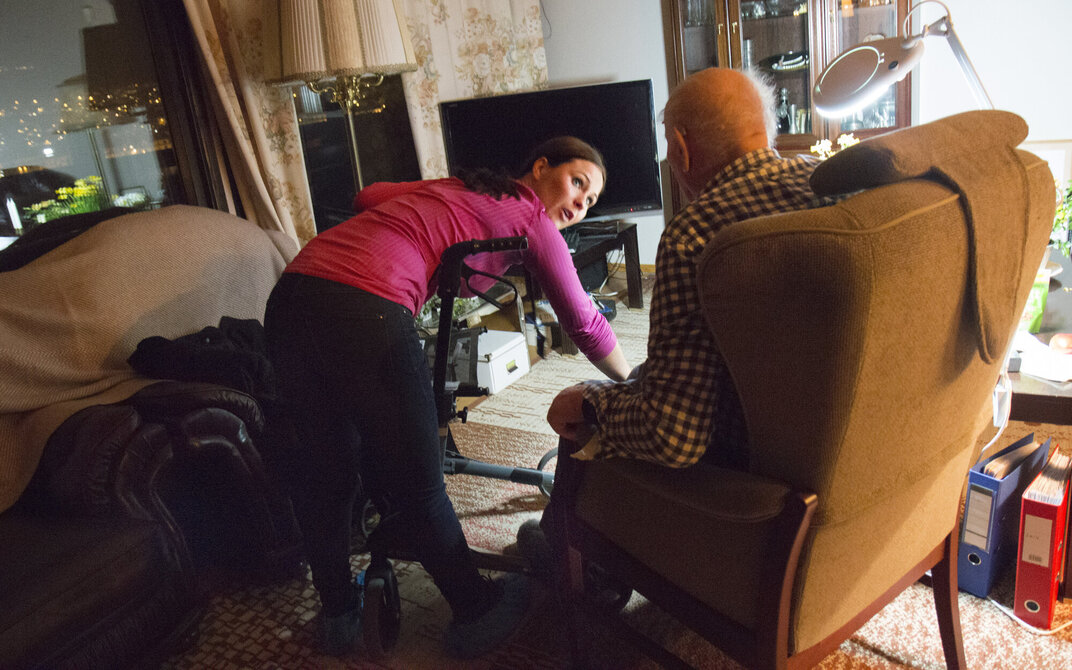 Hjemmesykepleier Annemarthe Aarland er klar for stell.