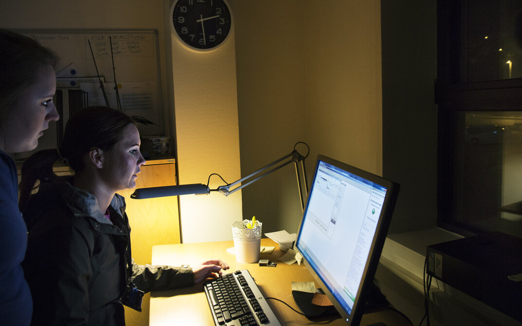 Renate Haaland og Annemarthe Aarland møtes på deres felles base. Men tid til pause blir det ikke denne natten.