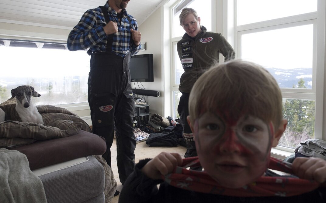 Familien Næss gjør seg klar til å dra ut med hundene