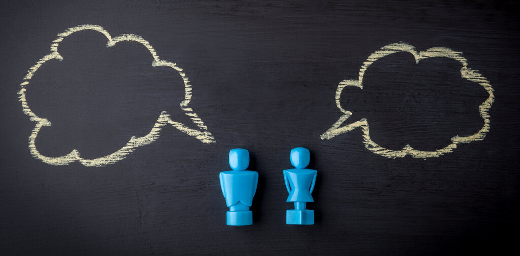 Illustrasjon av to figurer og snakkebobler