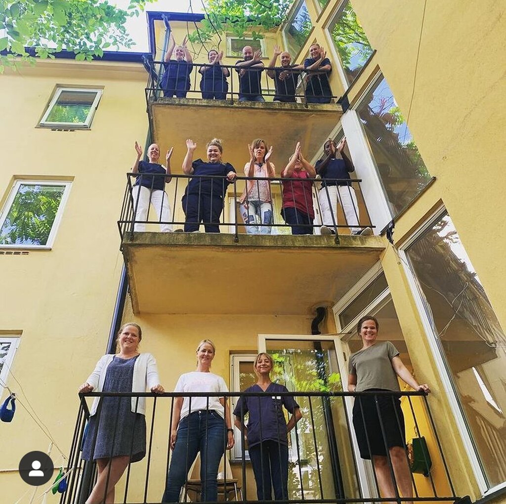 Bildet viser ansatte utenfor Gatehospitalet.