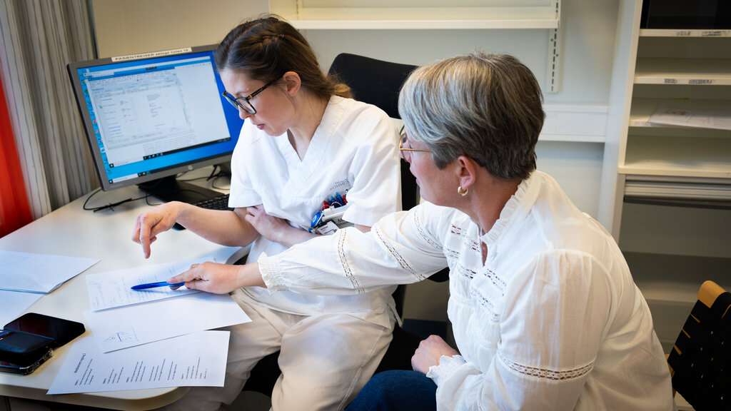 Bildet viser Lisbeth Østby og Mari Mangen