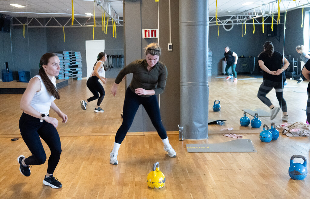 Bildet viser Kaja Iversen og kolleger som trener