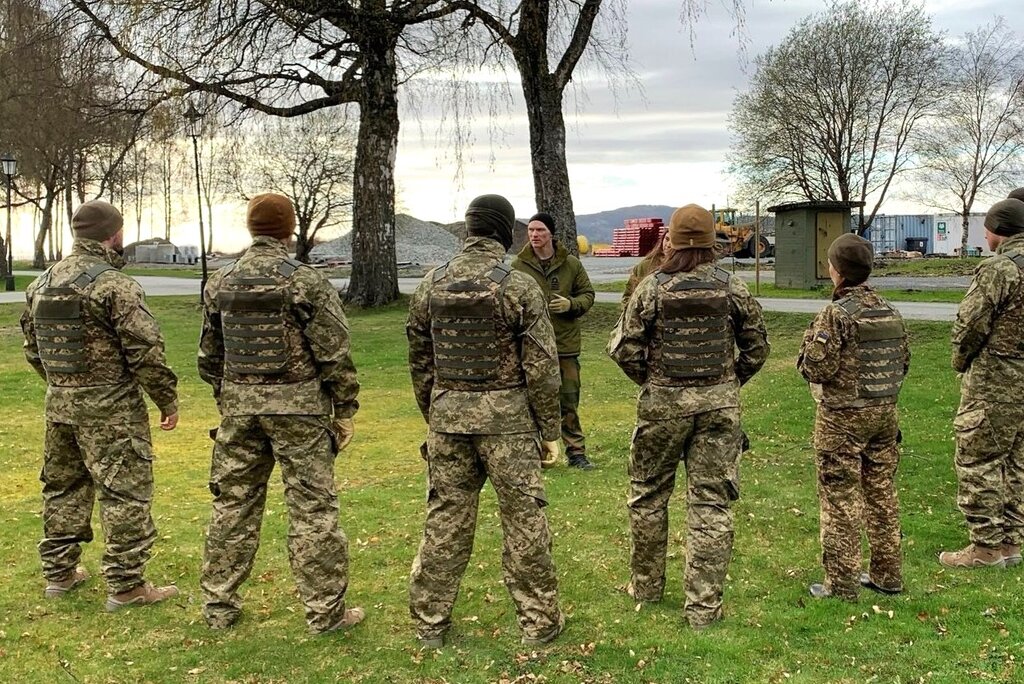bildet viser Andreas Nordtvedt med ukrainske militærpsykologer