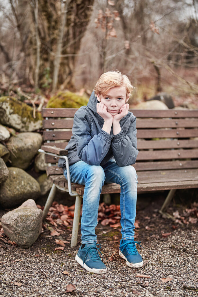 bildet viser en gutt som sitter alene