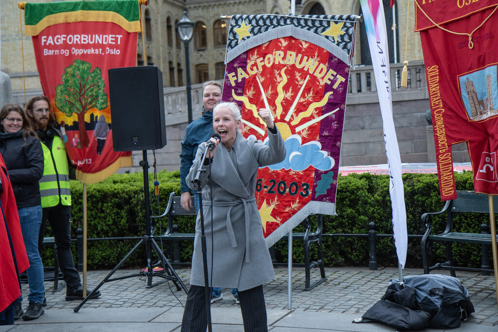 SV-leder Kjersti Bergstø foran Stortinget