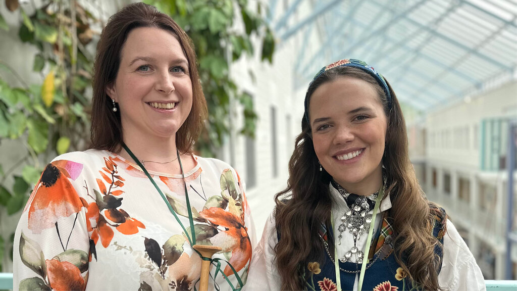 Bildet viser jordmødrene Alise Tamara Bergland og Camilla Molden.