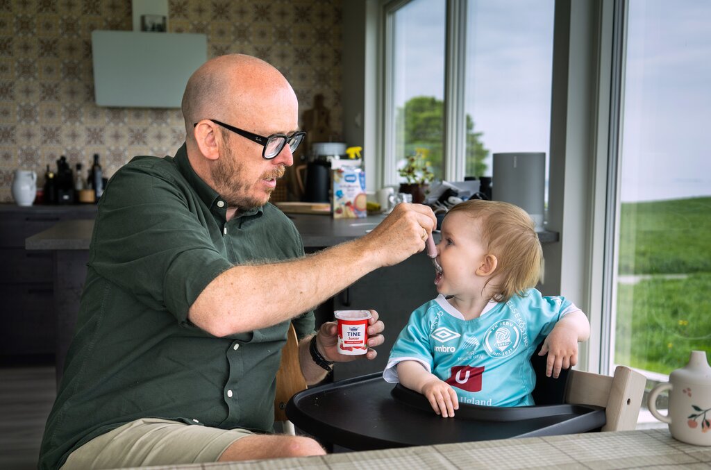 bildet viser Oddvar Vignes som mater sønnen sin