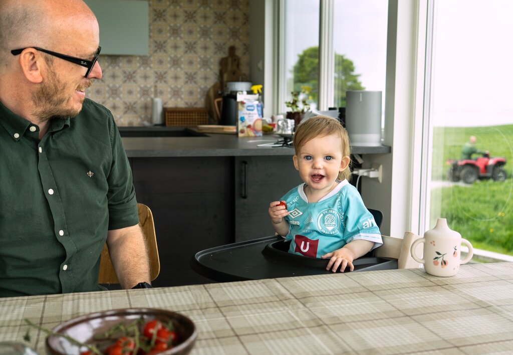 bildet viset Oddvar Vignes og Johan med tomat