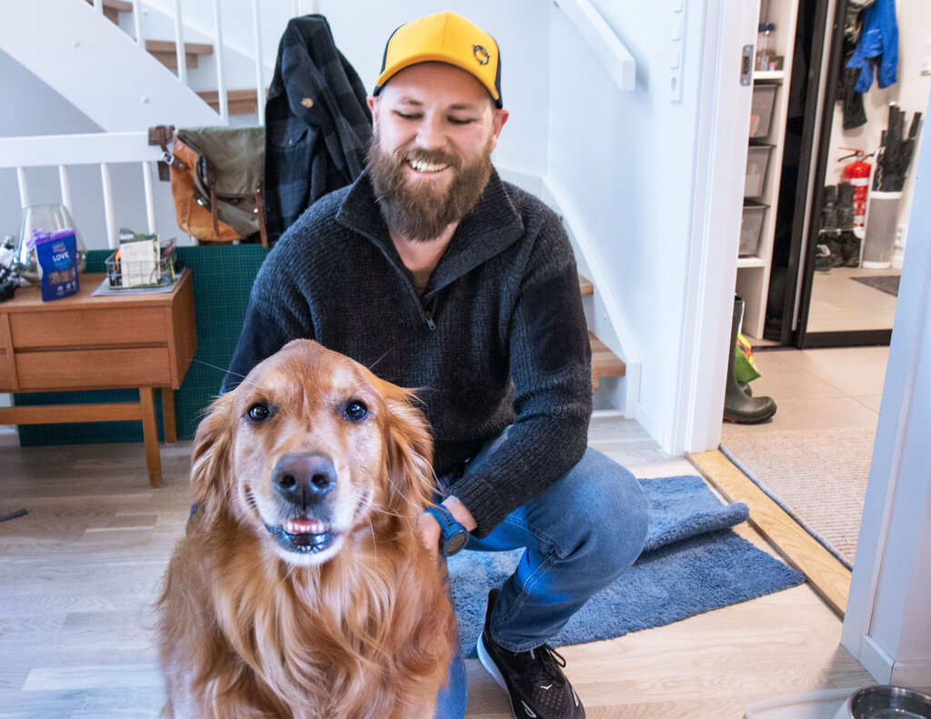 Bildet viser Max-Hendrik Wathne Gelink med hunden sin