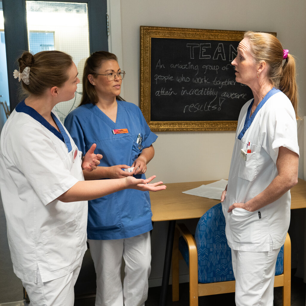 Bildet viser tre sykepleiere veder Aurskog sykehjem