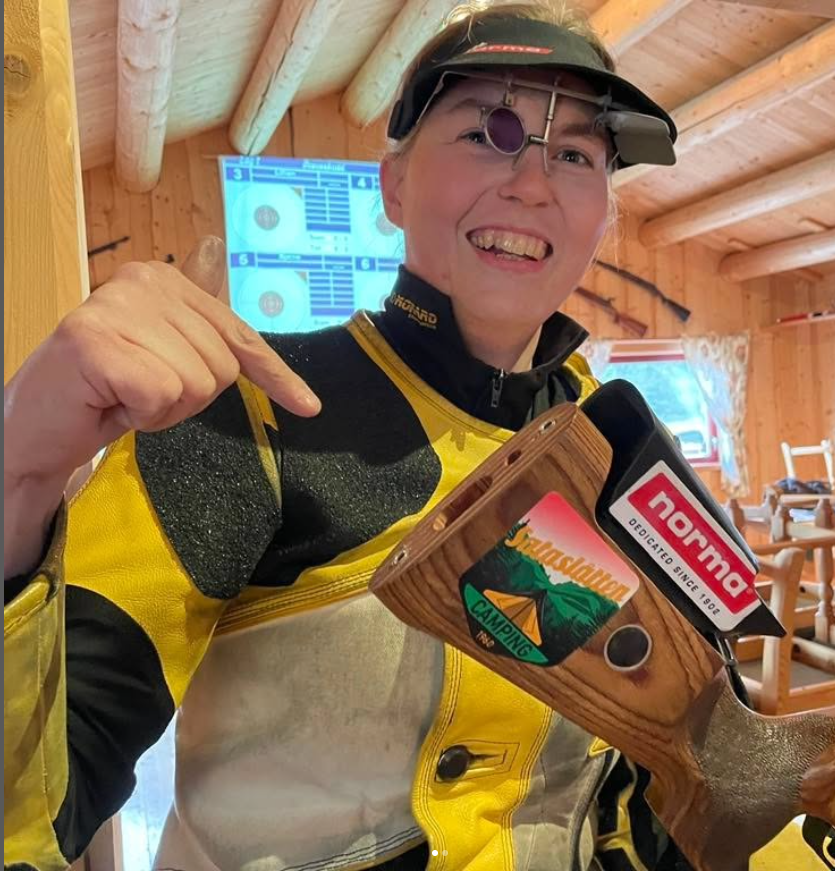 Bildet viser June Emilie Åsenden med rifle.