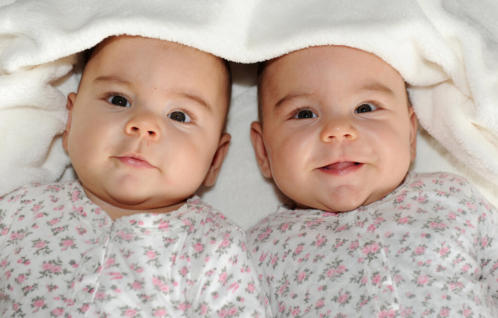Illustrasjonsbilde av tvillingjenter.